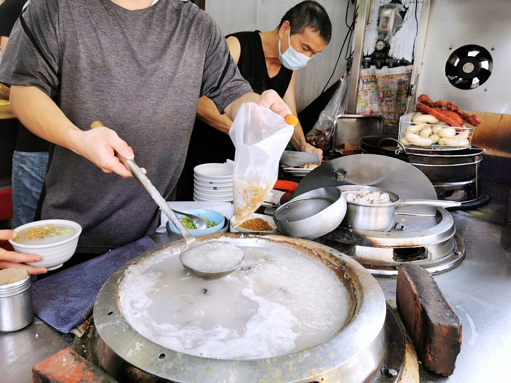 台中 | 第五市場 超厲害的蚵仔粥+紅燒肉組合