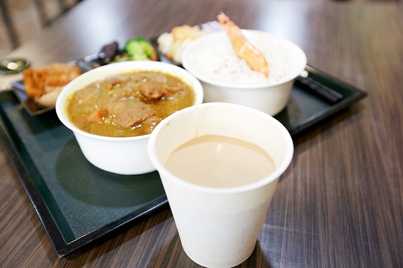 台中 | 花媽牛肉麵 港式牛肉麵 還有隻大蝦在咖哩飯上 向上市場新開幕