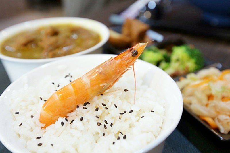 台中 | 花媽牛肉麵 港式牛肉麵 還有隻大蝦在咖哩飯上 向上市場新開幕