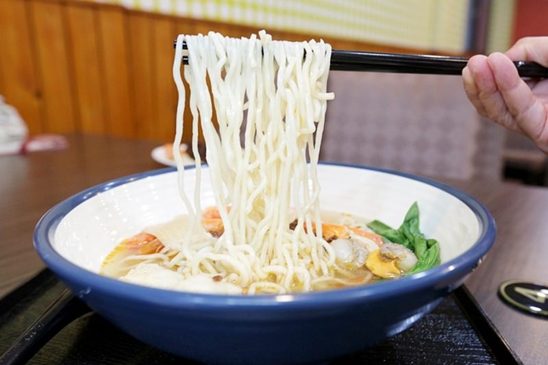 台中 | 花媽牛肉麵 港式牛肉麵 還有隻大蝦在咖哩飯上 向上市場新開幕