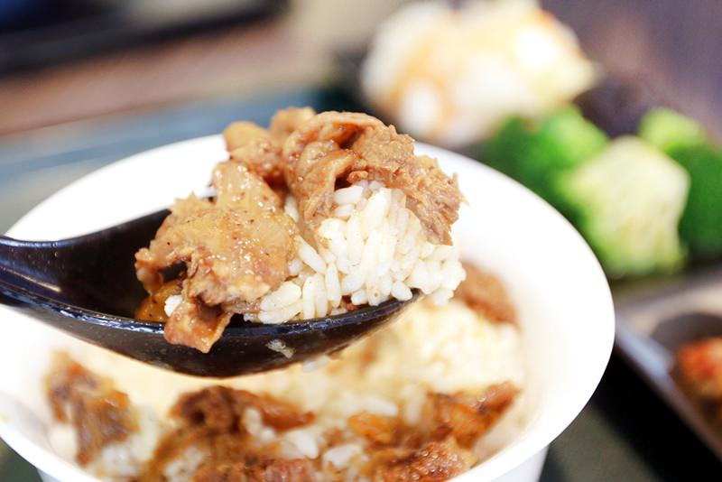 台中 | 花媽牛肉麵 港式牛肉麵 還有隻大蝦在咖哩飯上 向上市場新開幕