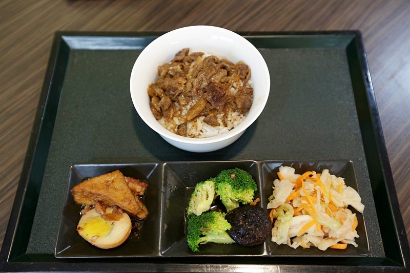 台中 | 花媽牛肉麵 港式牛肉麵 還有隻大蝦在咖哩飯上 向上市場新開幕