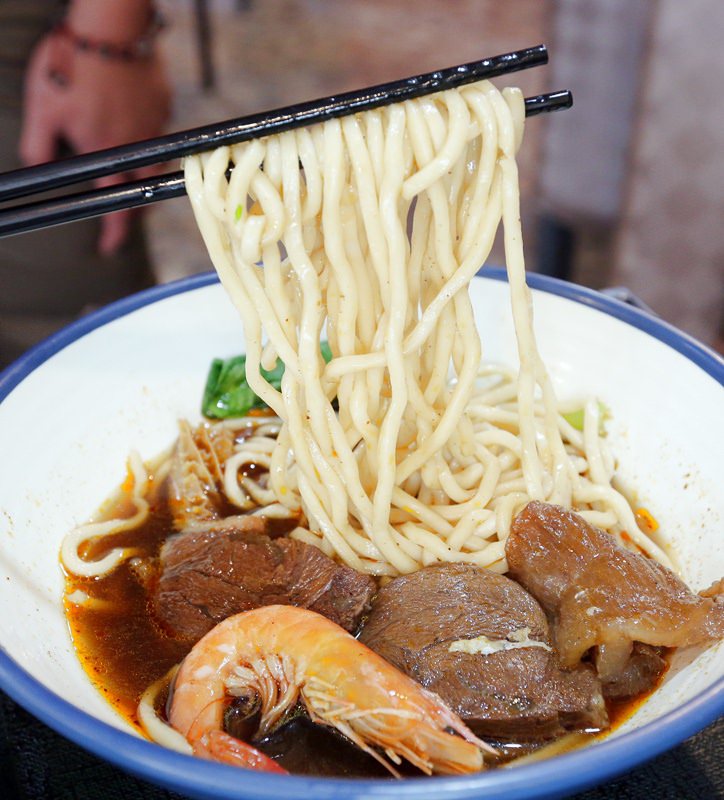 台中 | 花媽牛肉麵 港式牛肉麵 還有隻大蝦在咖哩飯上 向上市場新開幕