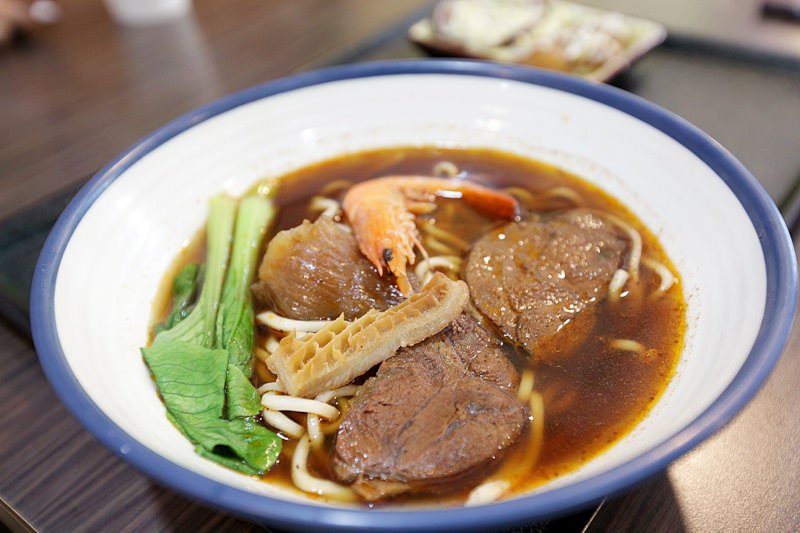 台中 | 花媽牛肉麵 港式牛肉麵 還有隻大蝦在咖哩飯上 向上市場新開幕