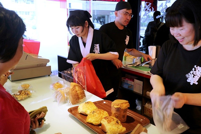 台中 | 淺草麵包西屯店 平價麵包一個$25 開幕滿額送乳酪塔 打卡再送泡芙