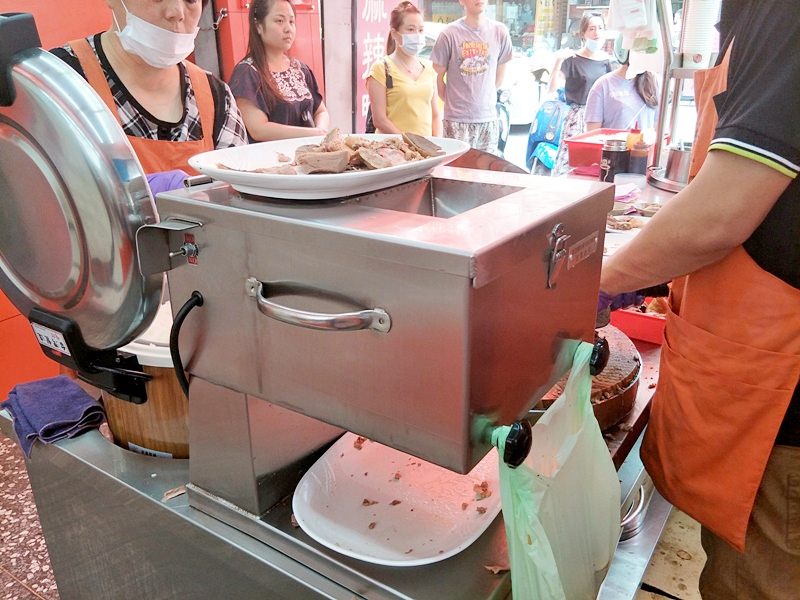 台中鴨董當歸鴨精誠店 當歸鴨肉麵線60元竟然有6大塊鴨肉 難怪隨時都有人在排隊