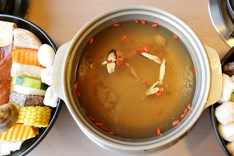 台中逢甲火鍋 海鮮盤大透抽好Q彈 招牌花雕雞鍋超正點 湯底煮雜炊粥 美味度大破表