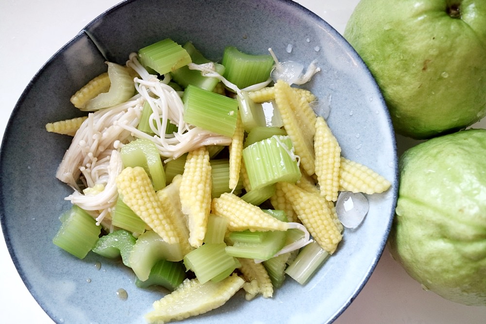 夏日必吃涼拌菜 金針菇+西洋芹+玉米筍 營養均衡又清爽開胃