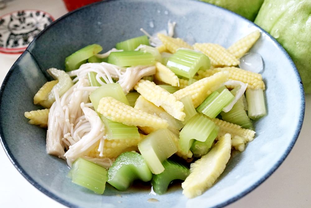 夏日必吃涼拌菜 金針菇+西洋芹+玉米筍 營養均衡又清爽開胃