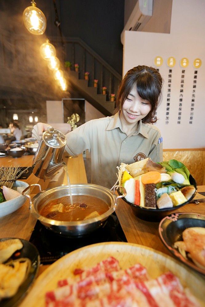 台中平價火鍋 養鍋石頭涮涮鍋 文心店 松阪牛肥美 雞柳條鮮嫩 寵物友善餐廳