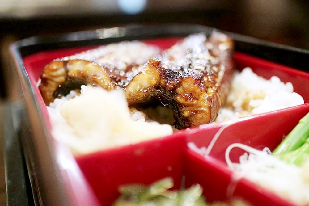 平價日式料理 雷穀食堂 料理用心大推鰻魚丼飯 小菜精彩CP值高 味噌湯白飯吃到飽