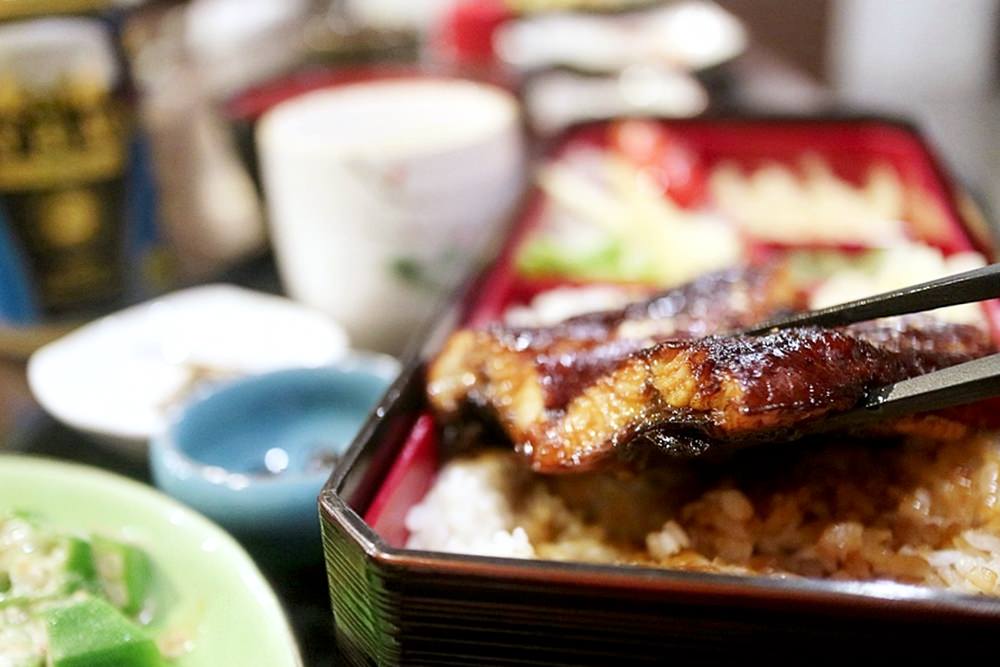 平價日式料理 雷穀食堂 料理用心大推鰻魚丼飯 小菜精彩CP值高 味噌湯白飯吃到飽