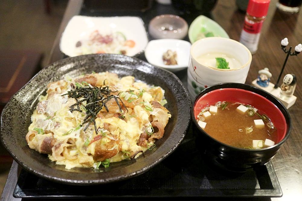 平價日式料理 雷穀食堂 料理用心大推鰻魚丼飯 小菜精彩CP值高 味噌湯白飯吃到飽