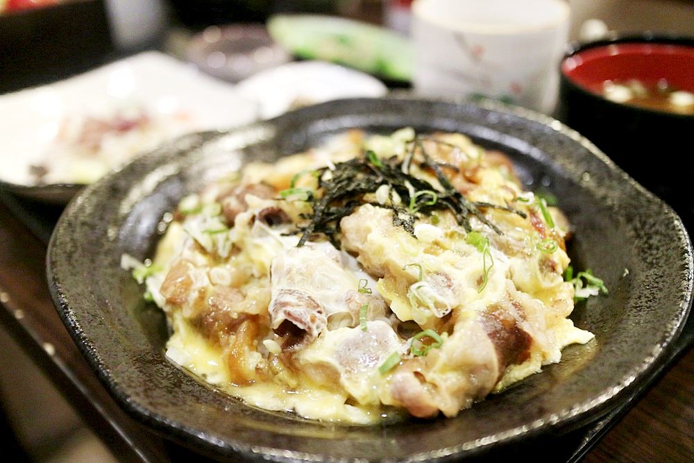 平價日式料理 雷穀食堂 料理用心大推鰻魚丼飯 小菜精彩CP值高 味噌湯白飯吃到飽