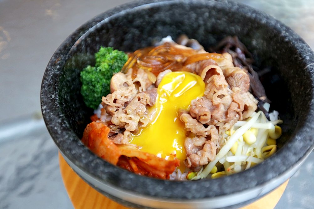 火山炙燒丼飯 韓式人氣炒碼三白湯麵 一次吃到豬腳肉丸五花肉 只要$99 台中深夜食堂新選擇