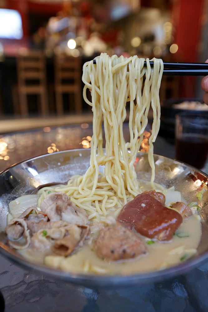 火山炙燒丼飯 韓式人氣炒碼三白湯麵 一次吃到豬腳肉丸五花肉 只要$99 台中深夜食堂新選擇