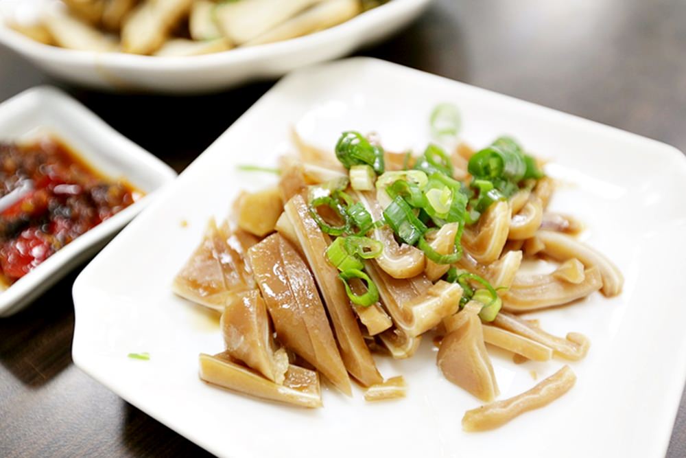 飛天食鋪 北區小麵館 柴魚湯底清爽油蔥香而不膩 麵食和滷味都推 一二訪