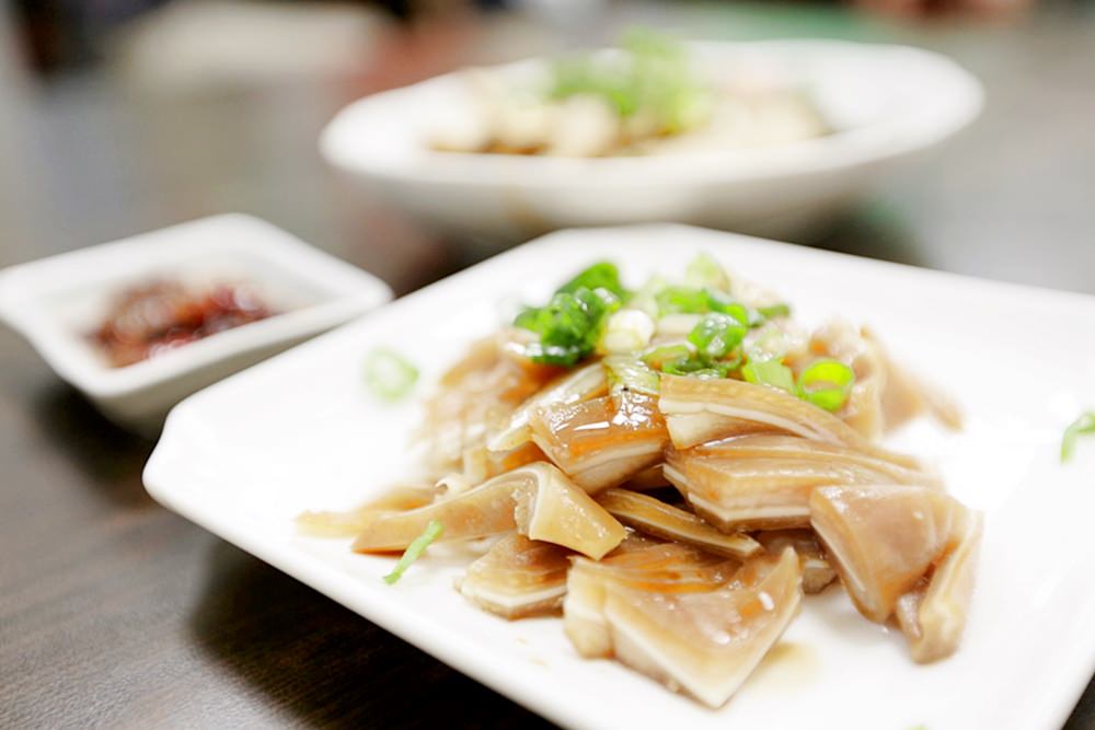 飛天食鋪 北區小麵館 柴魚湯底清爽油蔥香而不膩 麵食和滷味都推 一二訪