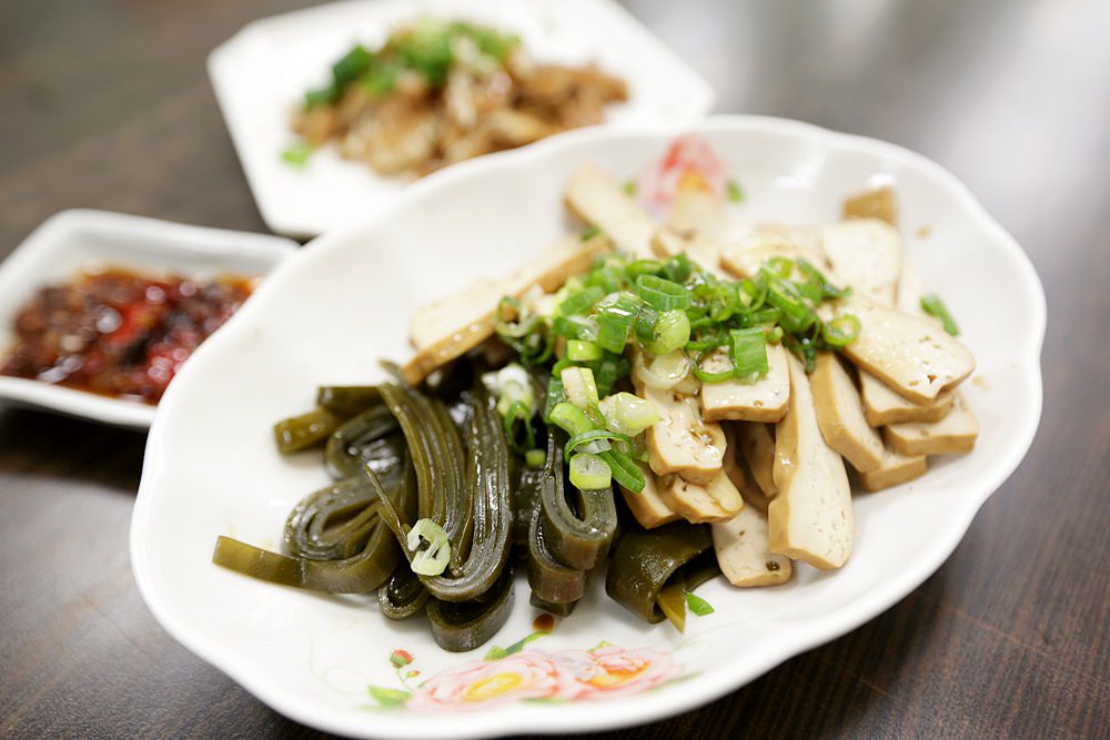 飛天食鋪 北區小麵館 柴魚湯底清爽油蔥香而不膩 麵食和滷味都推 一二訪