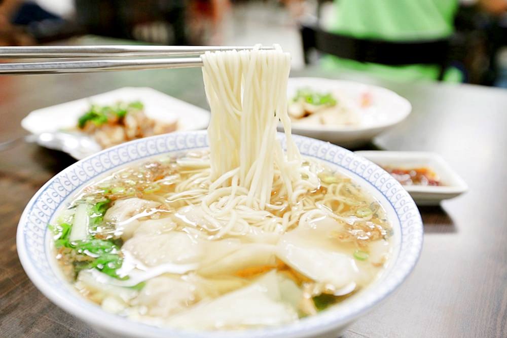 飛天食鋪 北區小麵館 柴魚湯底清爽油蔥香而不膩 麵食和滷味都推 一二訪