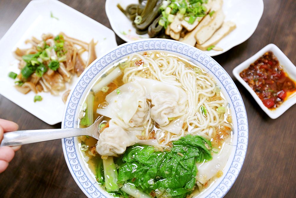 飛天食鋪 北區小麵館 柴魚湯底清爽油蔥香而不膩 麵食和滷味都推 一二訪