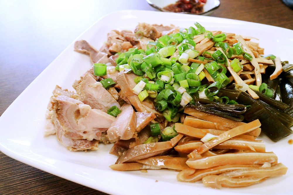 飛天食鋪 北區小麵館 柴魚湯底清爽油蔥香而不膩 麵食和滷味都推 一二訪