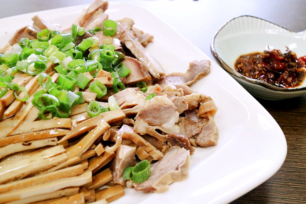 飛天食鋪 北區小麵館 柴魚湯底清爽油蔥香而不膩 麵食和滷味都推 一二訪