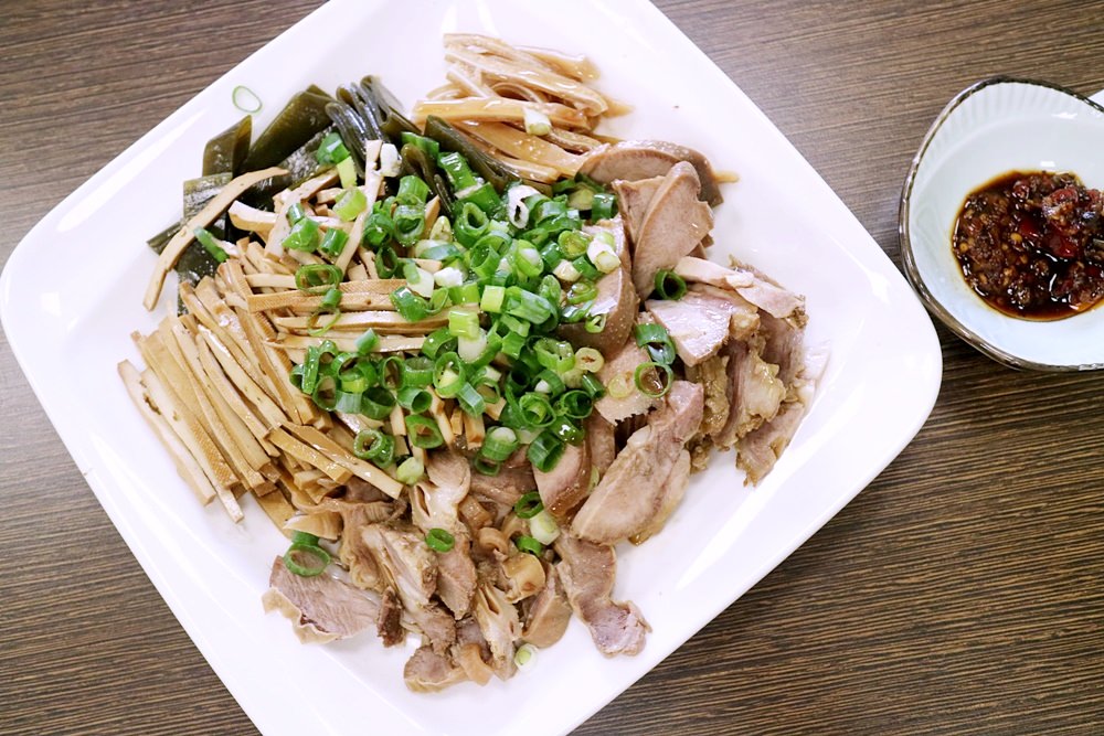 飛天食鋪 北區小麵館 柴魚湯底清爽油蔥香而不膩 麵食和滷味都推 一二訪