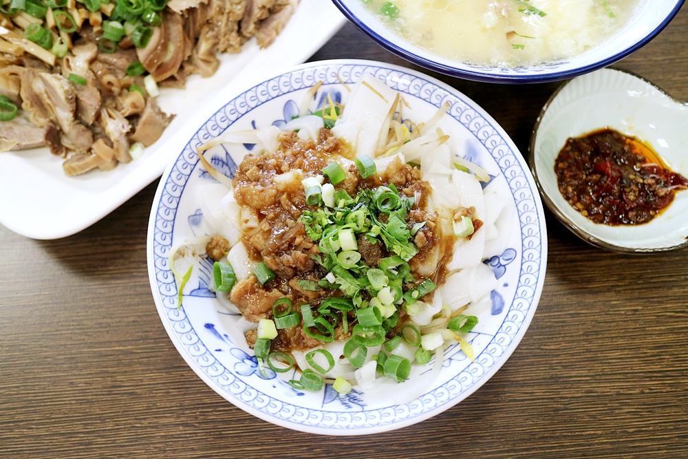 飛天食鋪 北區小麵館 柴魚湯底清爽油蔥香而不膩 麵食和滷味都推 一二訪