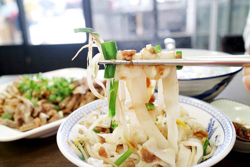 飛天食鋪 北區小麵館 柴魚湯底清爽油蔥香而不膩 麵食和滷味都推 一二訪