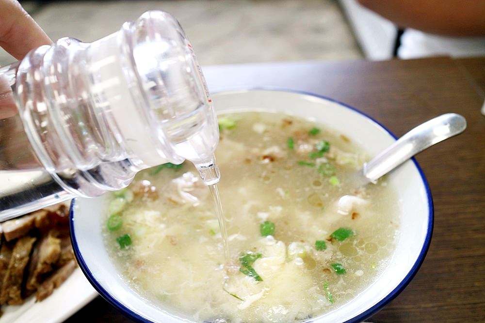 飛天食鋪 北區小麵館 柴魚湯底清爽油蔥香而不膩 麵食和滷味都推 一二訪