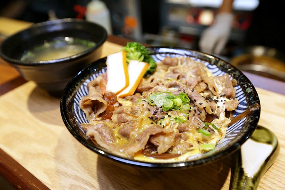 沙鹿美食 日出町丼飯拉麵 湯頭每日現熬 豪氣牛肉丼百元有找 福安黃昏市場停車方便