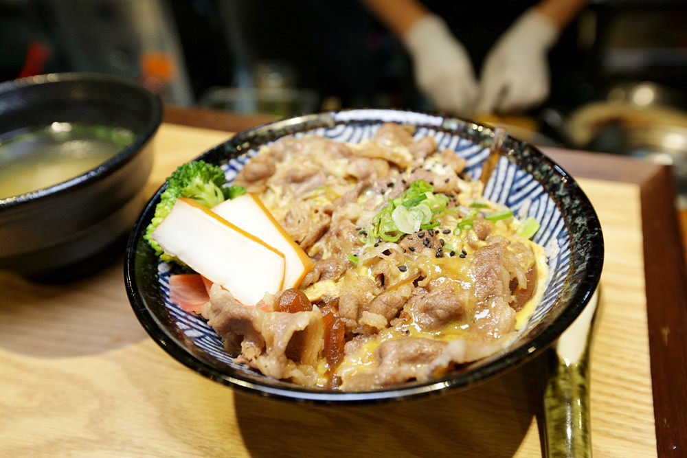 沙鹿美食 日出町丼飯拉麵 湯頭每日現熬 豪氣牛肉丼百元有找 福安黃昏市場停車方便