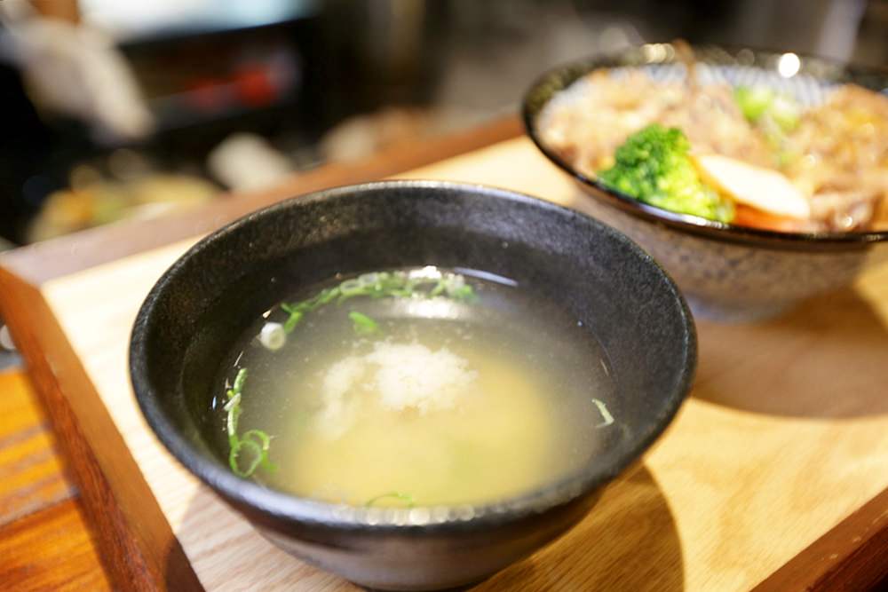 沙鹿美食 日出町丼飯拉麵 湯頭每日現熬 豪氣牛肉丼百元有找 福安黃昏市場停車方便