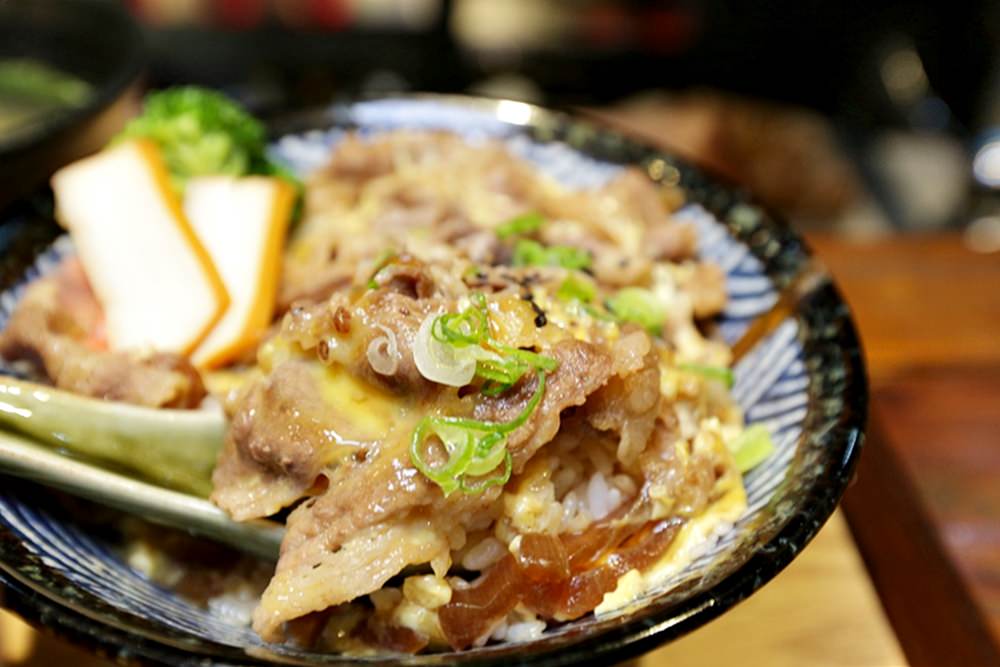 沙鹿美食 日出町丼飯拉麵 湯頭每日現熬 豪氣牛肉丼百元有找 福安黃昏市場停車方便