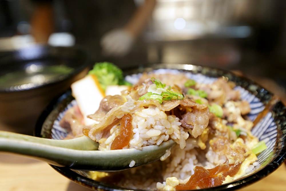 沙鹿美食 日出町丼飯拉麵 湯頭每日現熬 豪氣牛肉丼百元有找 福安黃昏市場停車方便