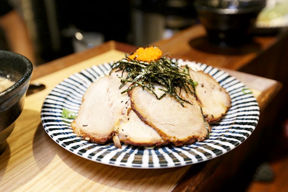 沙鹿美食 日出町丼飯拉麵 湯頭每日現熬 豪氣牛肉丼百元有找 福安黃昏市場停車方便