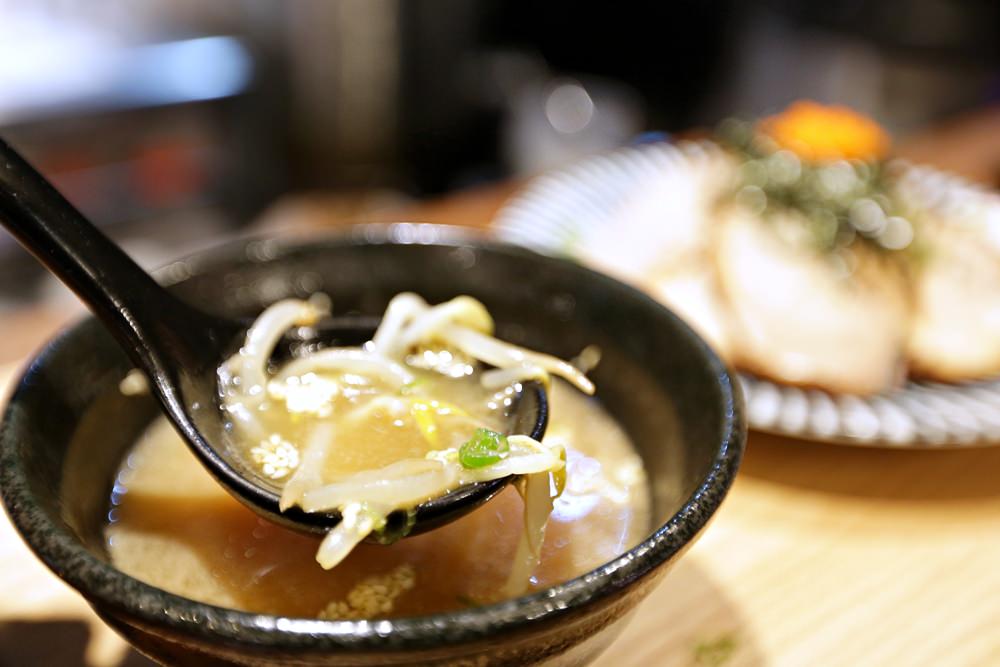 沙鹿美食 日出町丼飯拉麵 湯頭每日現熬 豪氣牛肉丼百元有找 福安黃昏市場停車方便