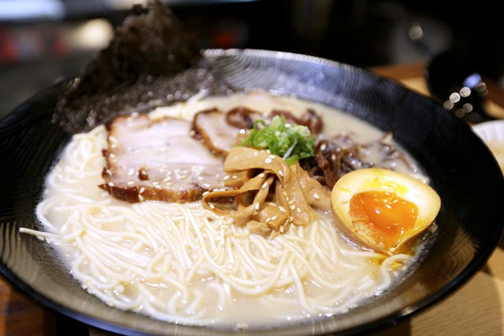 沙鹿美食 日出町丼飯拉麵 湯頭每日現熬 豪氣牛肉丼百元有找 福安黃昏市場停車方便