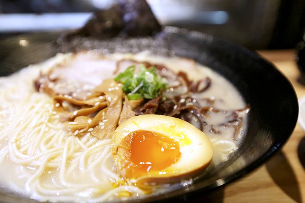 沙鹿美食 日出町丼飯拉麵 湯頭每日現熬 豪氣牛肉丼百元有找 福安黃昏市場停車方便