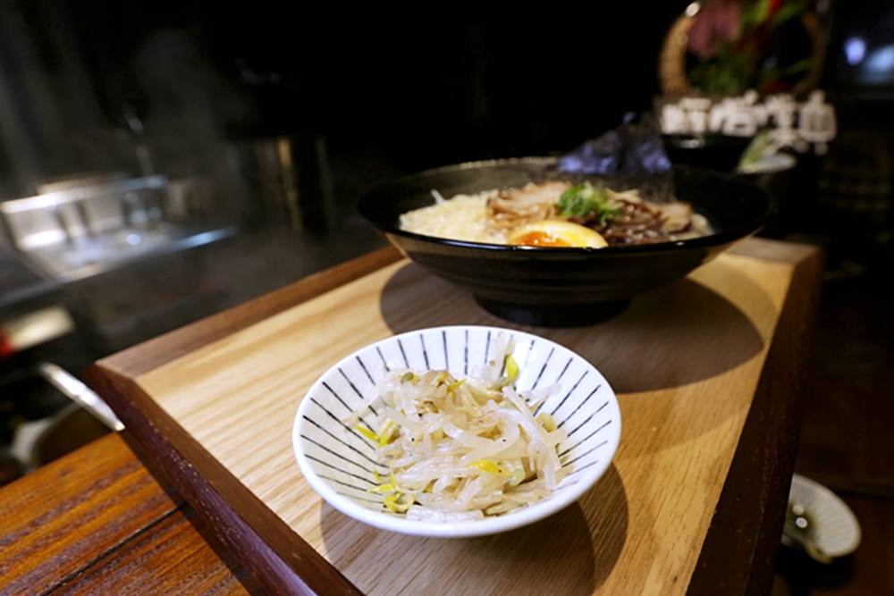 沙鹿美食 日出町丼飯拉麵 湯頭每日現熬 豪氣牛肉丼百元有找 福安黃昏市場停車方便