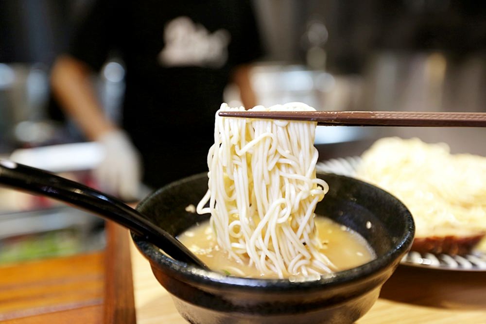 沙鹿美食 日出町丼飯拉麵 湯頭每日現熬 豪氣牛肉丼百元有找 福安黃昏市場停車方便