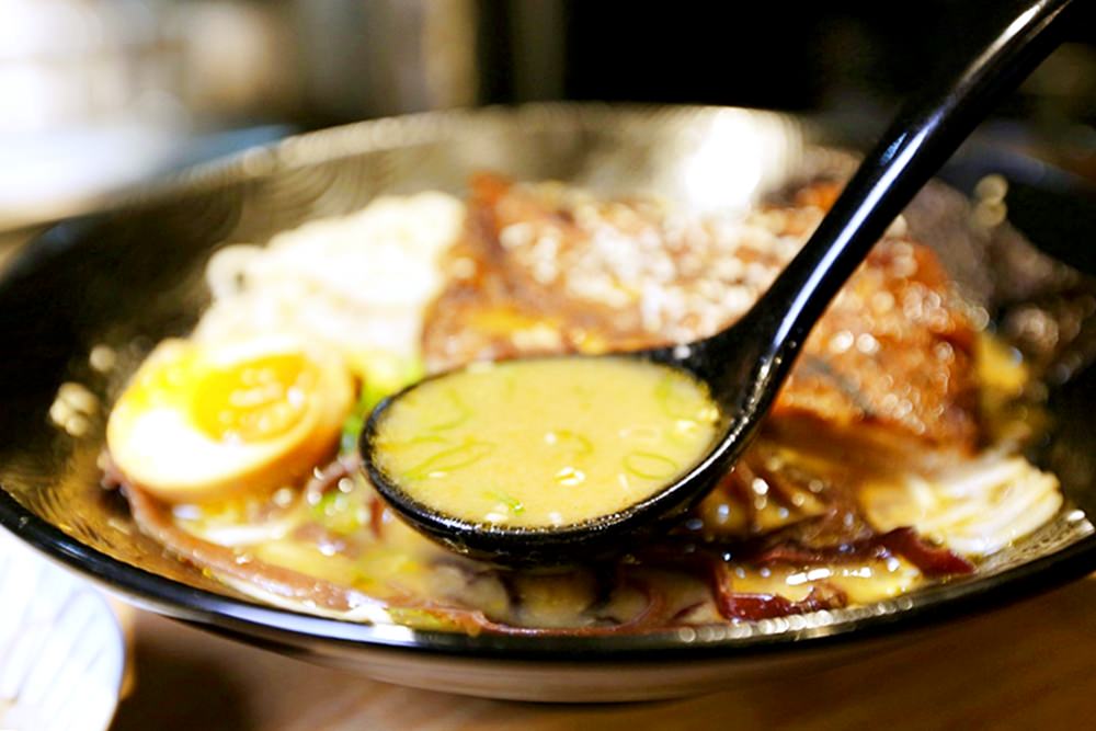 沙鹿美食 日出町丼飯拉麵 湯頭每日現熬 豪氣牛肉丼百元有找 福安黃昏市場停車方便