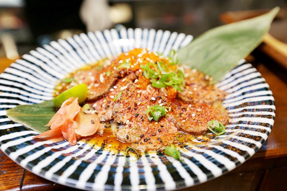 沙鹿美食 日出町丼飯拉麵 湯頭每日現熬 豪氣牛肉丼百元有找 福安黃昏市場停車方便