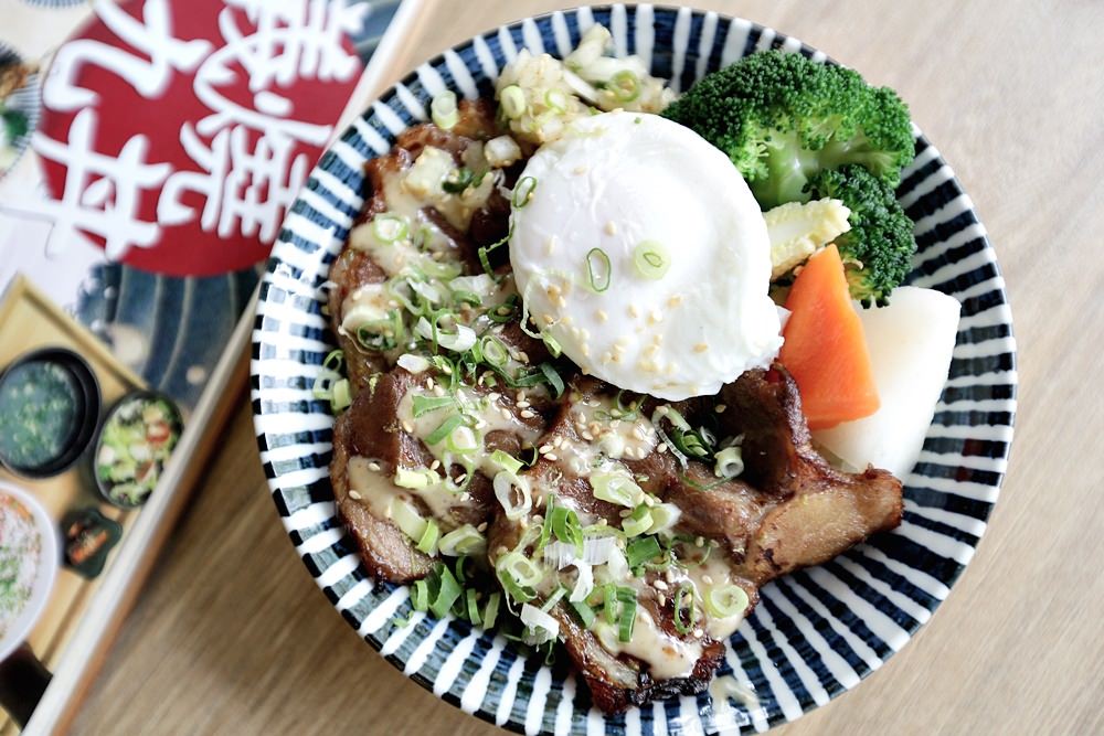 新竹義燒肉 午間限定丼飯九宮格 鋪滿肉肉還有大骨湯沙拉小菜飲品只要$199起好澎湃