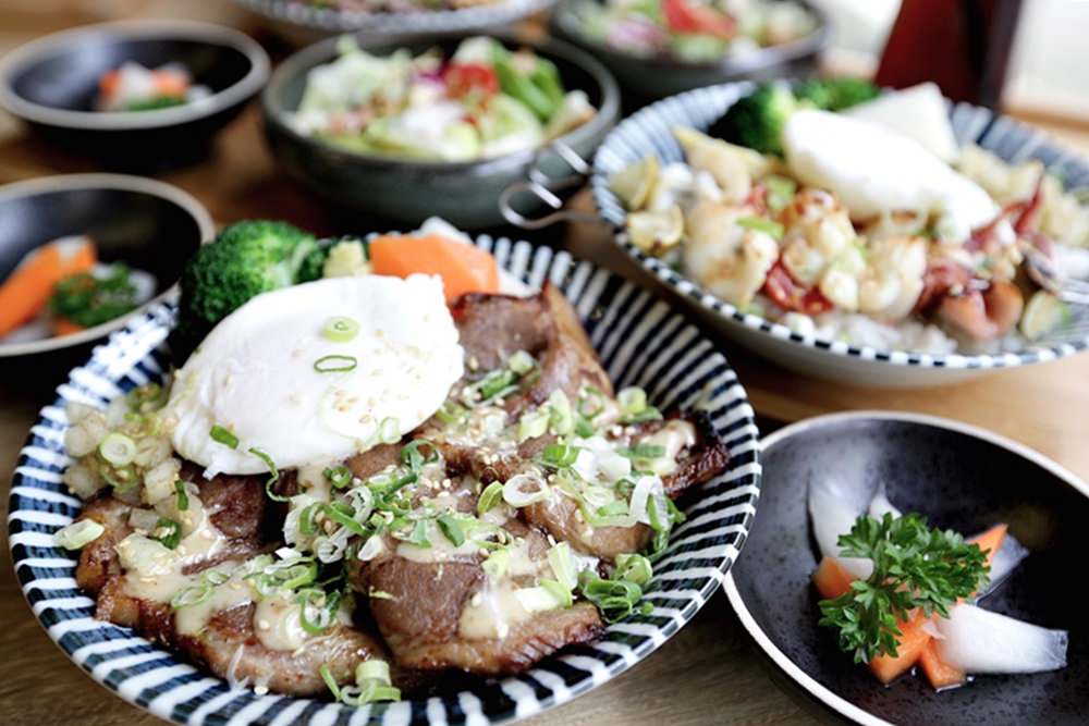 新竹義燒肉 午間限定丼飯九宮格 鋪滿肉肉還有大骨湯沙拉小菜飲品只要$199起好澎湃