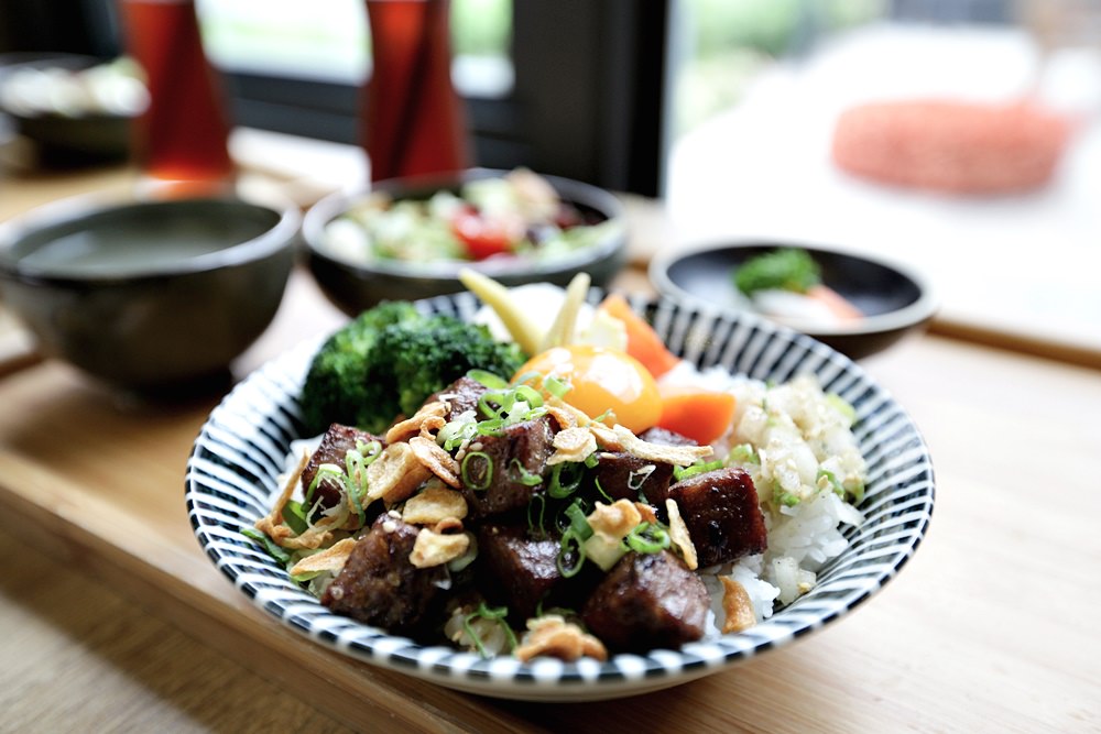 新竹義燒肉 午間限定丼飯九宮格 鋪滿肉肉還有大骨湯沙拉小菜飲品只要$199起好澎湃