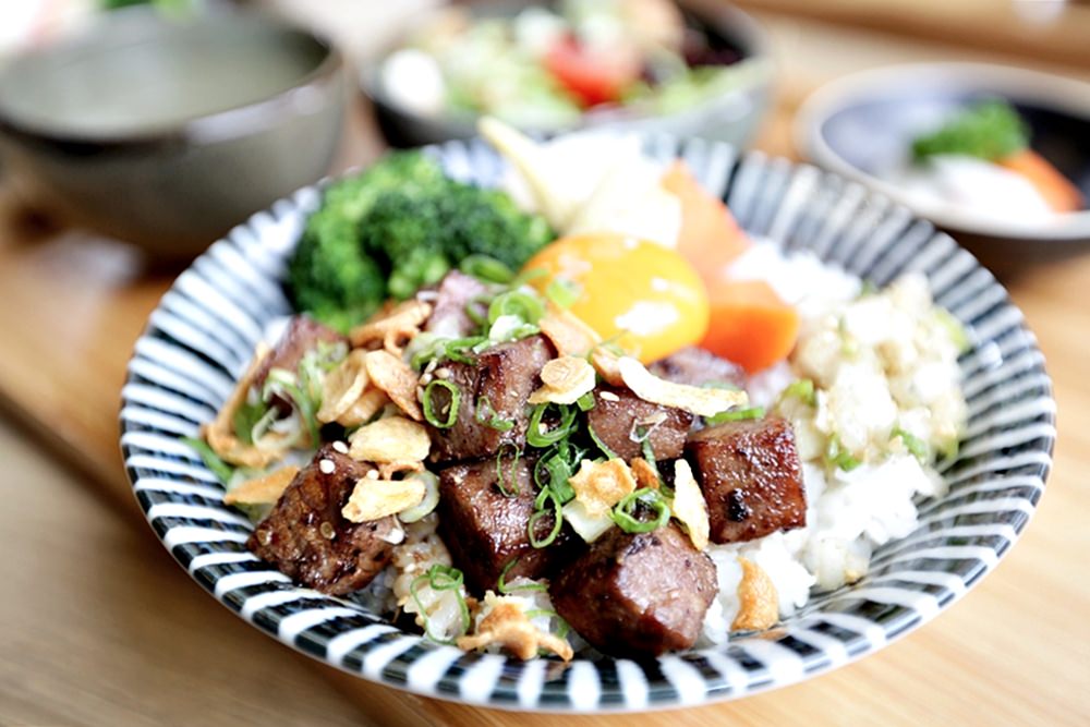 新竹義燒肉 午間限定丼飯九宮格 鋪滿肉肉還有大骨湯沙拉小菜飲品只要$199起好澎湃