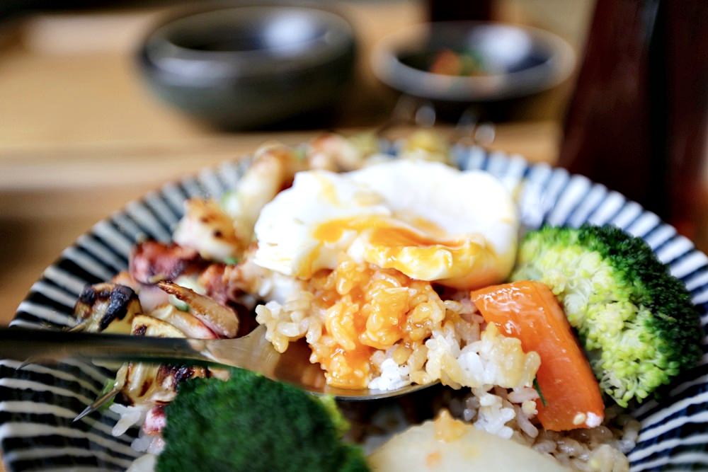 新竹義燒肉 午間限定丼飯九宮格 鋪滿肉肉還有大骨湯沙拉小菜飲品只要$199起好澎湃