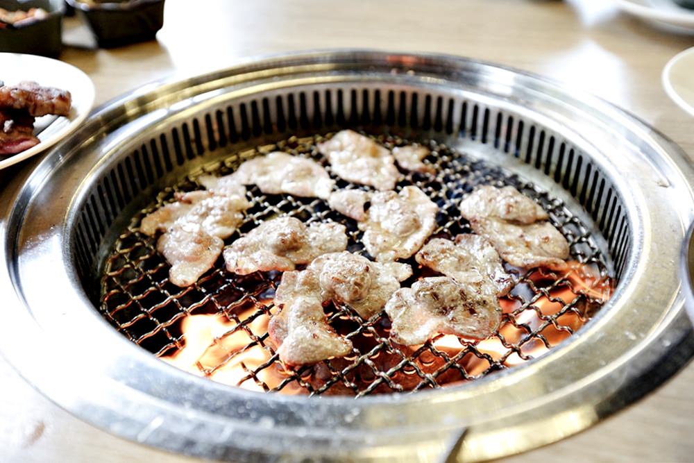 新竹義燒肉 午間限定丼飯九宮格 鋪滿肉肉還有大骨湯沙拉小菜飲品只要$199起好澎湃